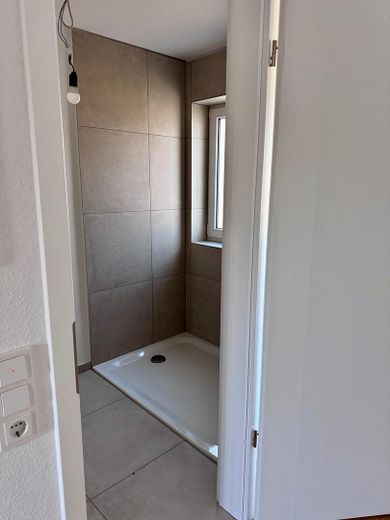 Kapsamlı tadilat sonrası ilk kullanım | KfW55 EE | 62 m² | Üst kat/çatı katı | İstasyona 2 dk. | Taşınmaya hazır 10/2026 – Dusche