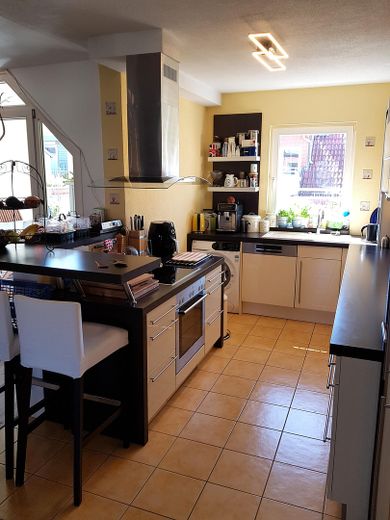 Große Dachgeschosswohnung im ruhigen Gartenhaus mit Terrasse–mitten im Samariterkiez/Friedrichshain – Küchentresen