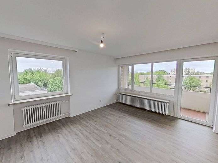 Schön geschnittene 2-Zimmer-Wohnung mit großem BALKON – Ansicht I: Wohn- und Esszimmer