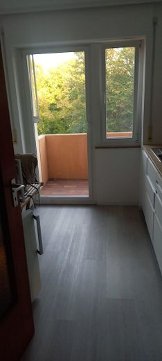 3 Zi-Wohnung: Kurze Wege zu U-Bahn, Einkaufen, Grundschule; 80 qm, schön, ruhig, hell, 2 Balkone – Küche mit Ost-Balkon