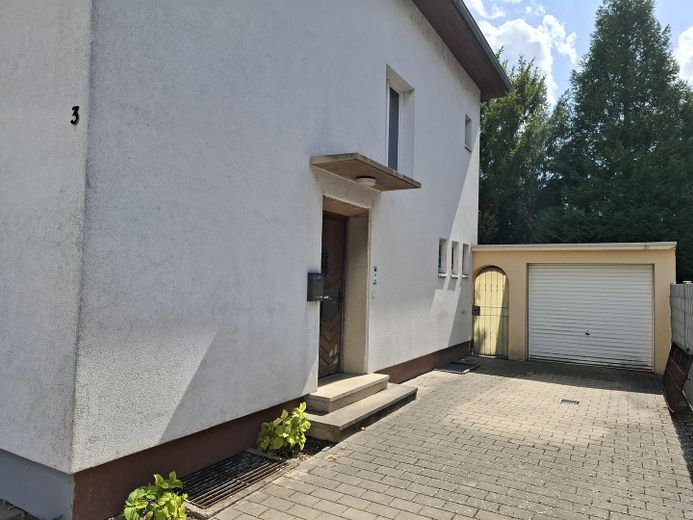Büyük bir üst hakkı arsası üzerinde tasarım potansiyeline sahip müstakil şehir villası – Seitenansicht mit Garage