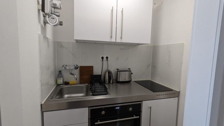 Stilvolle, neu sanierte 1-Zimmer Wohnung inkl. Balkon und EBK – Küche