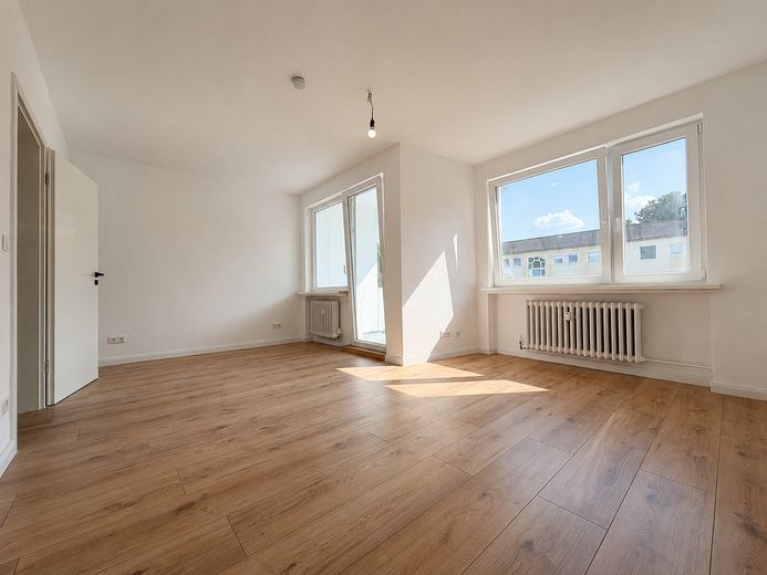 Freundliche 3-Zimmerwohnung mit Loggia & Stellplatz - Renoviert – Wohnzimmer