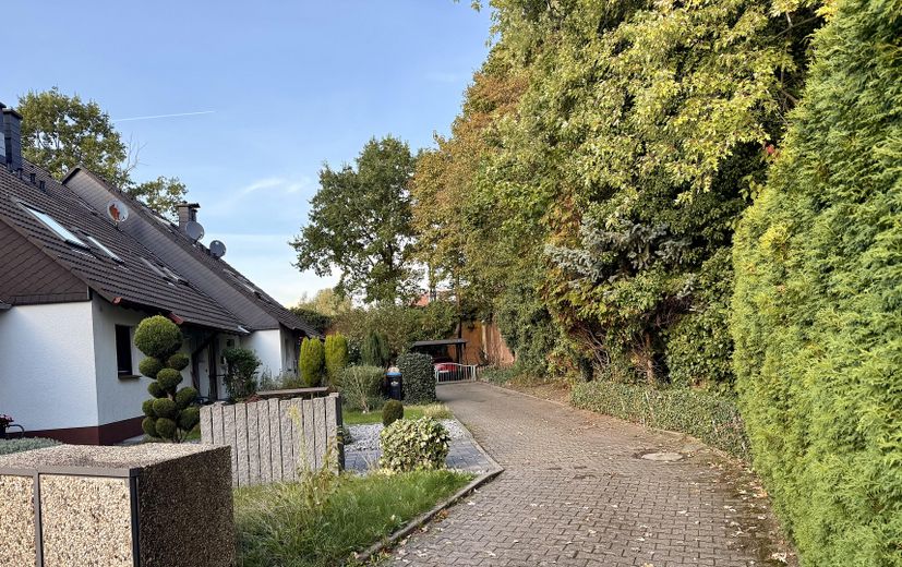 Yenilikler için sağlam bir temel - Modernize edilecek ebeveyn evi – Ruhiger, begrünter Privatweg