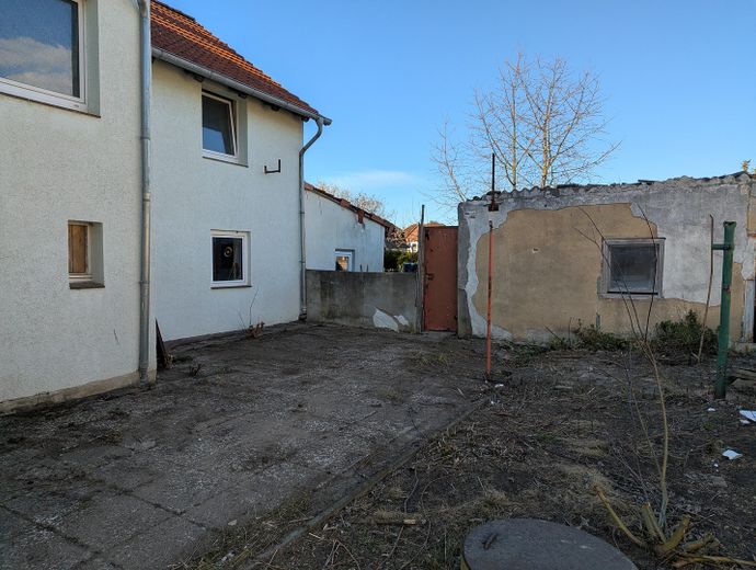 Großzügiges Sanierungsobjekt mit Einliegerwohnung – viel Potenzial für Familien oder MFH – Haus seitlicher Weg