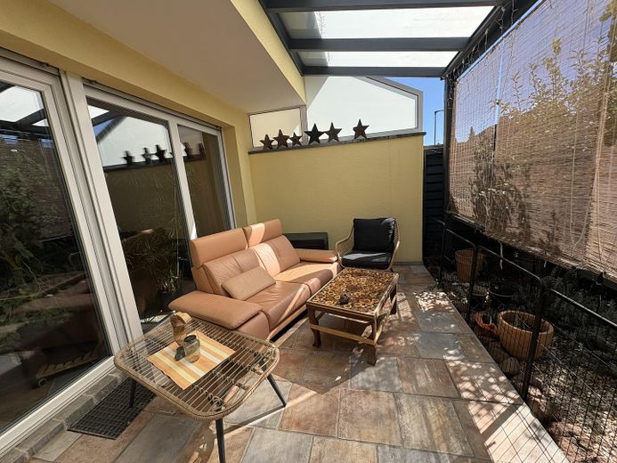 Жити там, де інші проводять відпустку – überdachte Wohnzimmerterrasse