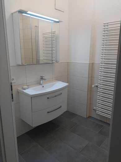 Badezimmer mit Handtuchwärmer