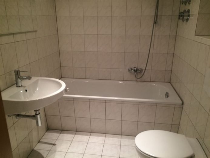 * Vermietete und günstige DG 3-Zimmerwohnung mit Wannenbad, EBK und Laminat in ruhiger Lage! * – IMG_5797
