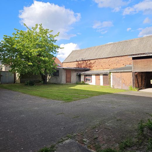 Hofanlage mit Wohnhaus, Scheune & ca. 5.000 m² Land – provisionsfrei – Hofansicht mit Scheune