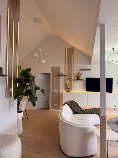 Exklusive neuwertige Traumwohnung: Klimatisiert, voll möbeliert - – Wohnzimmer