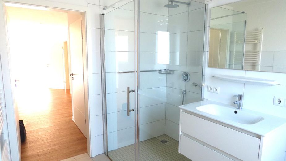 Jasne, w dużej mierze bezbarierowe mieszkanie własnościowe z balkonem i windą – Badezimmer mit Blick zum Flur