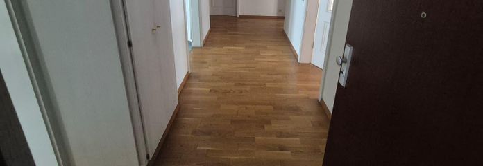 Exklusive 4-Zimmer-Wohnung mit EBK und Stellplatz in Stuttgart – Flur