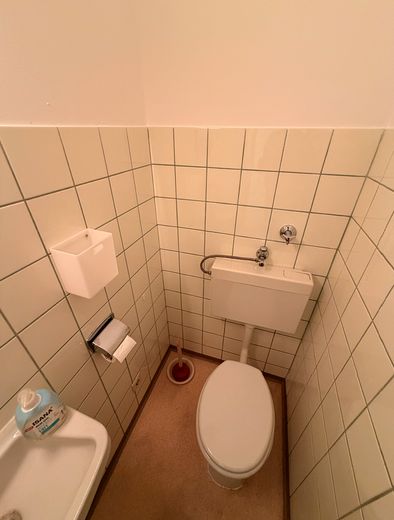 Sehr zentral gelegene lichtdurchflutete 3 Zimmer Wohnung zzgl. einer Garage zu verkaufen! – Gäste WC