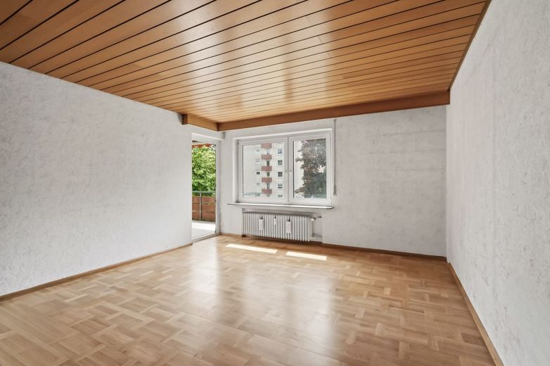 PROVISIONSFREI- Stadtnah und großzügig - 4-Zimmerwohnung mit sonniger Loggia – Wohnzimmer
