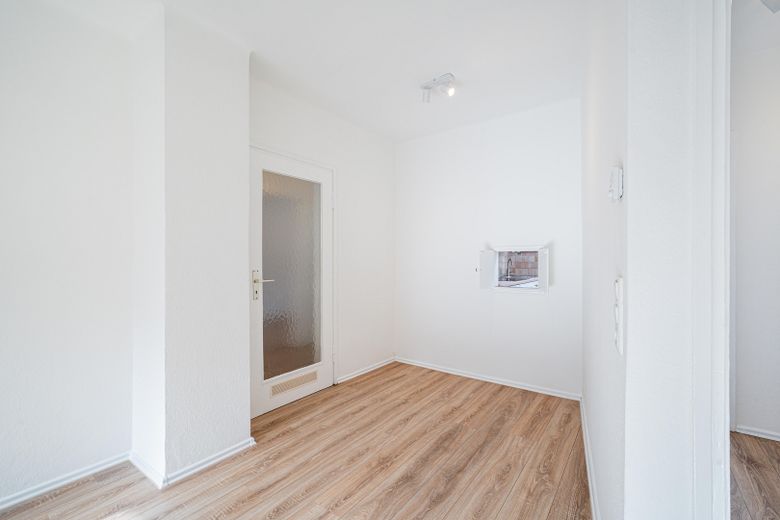 No commission from the owner – renovated 3-room apartment with new kitchen – Durchreiche zur Küche