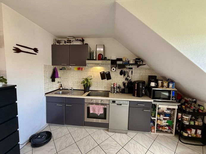 Prachtig appartement op de zolderverdieping met grote loggia, parkeerplaats in rustige ligging en ca. 6 % rendement – Küchenzeile