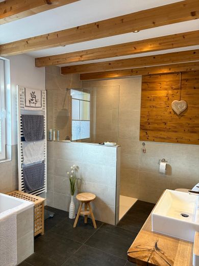 Modernes Landhaus mit 95m² Gewerbeeinheit - vielseitig nutzbar – Badezimmer