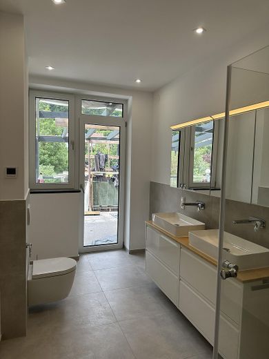 Appartamento al piano terra di 5 locali, cucina componibile, parquet, terrazza e giardino – Badezimmer