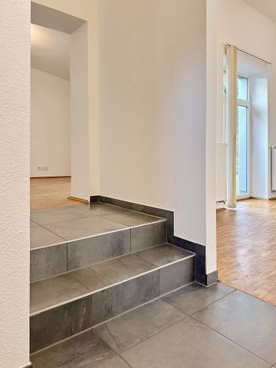 Modernes Wohnhaus mit separater Gewerbeeinheit in ruhiger Citylage – Eingang Gewerbe
