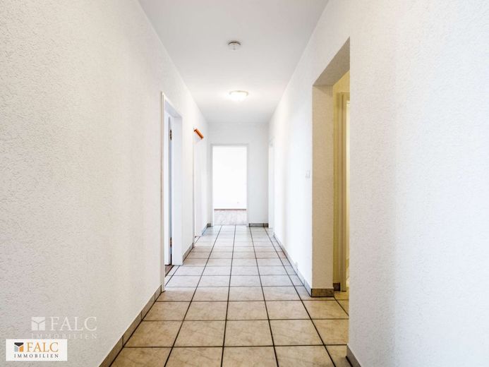 Attraktive 4-Zimmer-Wohnung mit großem Südwest-Balkon - ideal für Eigennutzer oder Kapitalanleger – Gang