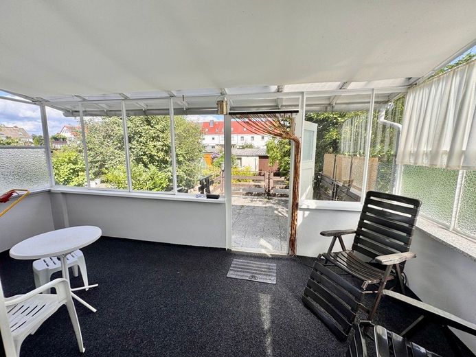 HORN IMMOBILIEN ++ Neubrandenburg Vogelviertel, Haus mit Grundstück, Terrasse und 3 Garagen – Veranda und Terrasse