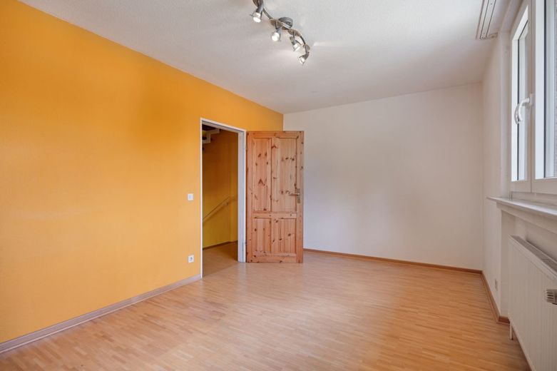 Königsdorf:  DHH mit 146 m², Wintergarten, Keller, Garage &amp; Traumgarten / Dach &amp; Fenster saniert! – Helles Schlafzimmer im Obergeschoss