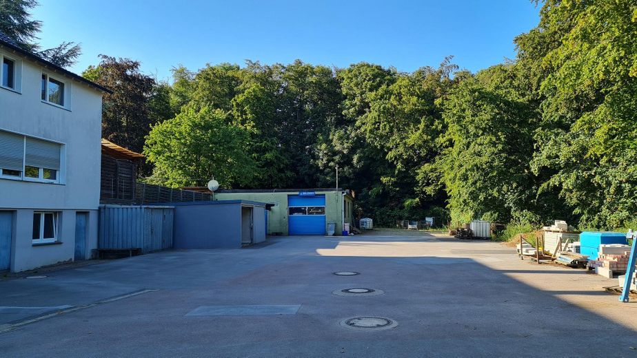 Selten angebotenes Ensemble mit zwei Häusern, Gewerbehalle und großem Grundstück! – Hofansicht