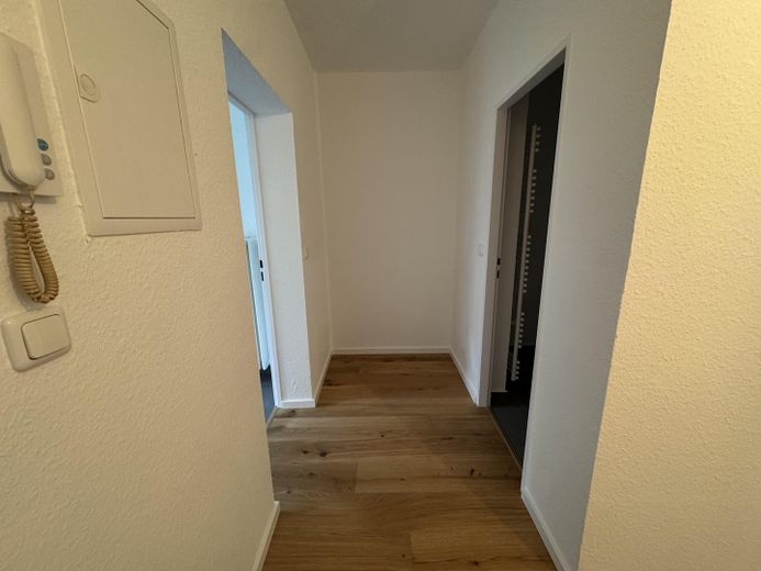 Encantador y amplio apartamento de 2 habitaciones con balcón en una ubicación privilegiada en Berger Straße. – Foto 8