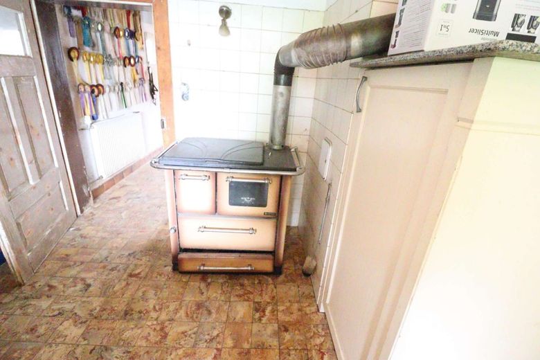 WRS Immobilien - käuferprovisionsfrei - Einfamilienhaus mit großer Scheune - Pelletheizung + Solar – Alter Koch-+ Backofen