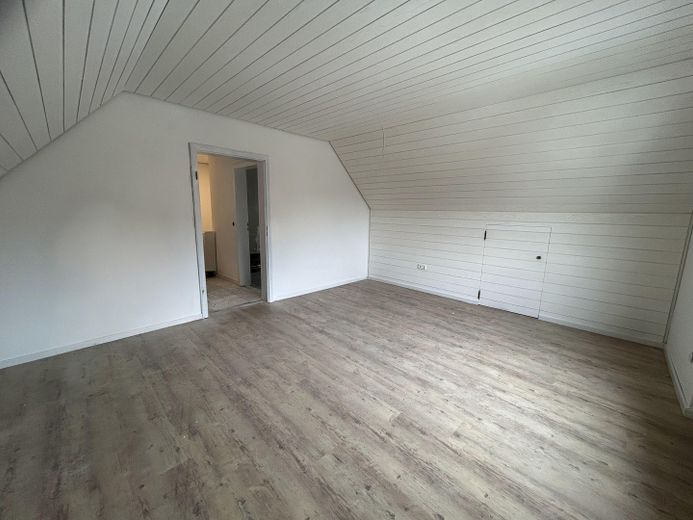 Frisch saniertes Haus mit hervorragender Verkehrsanbindung – Schlafzimmer VI im 2. OG