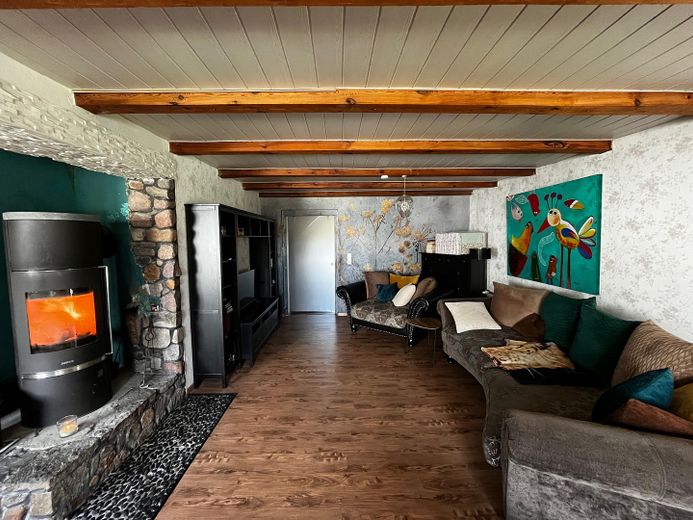 Einfamilienhaus auf 1633 m² Grundstück – Wohnzimmer Kamin