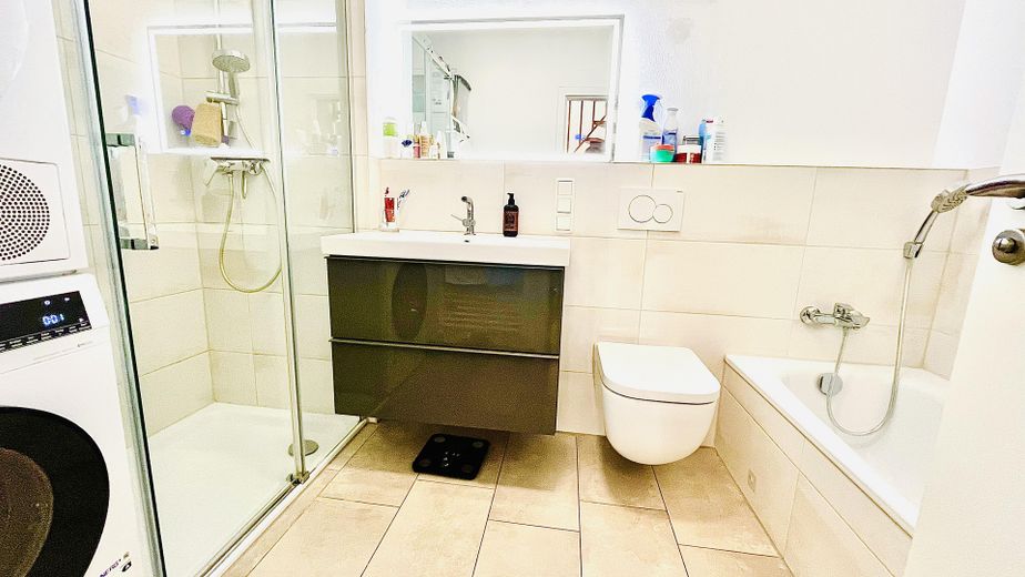 Badezimmer mit Dusche und Bade