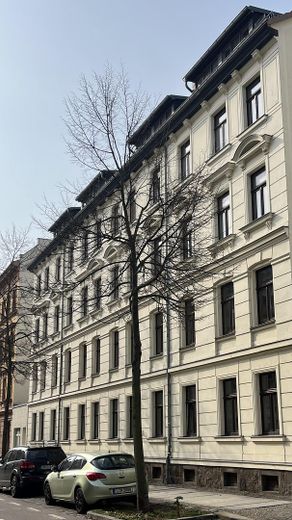 Appartement rénové dans un immeuble ancien avec balcon – calme et central à Gohlis – Hausfassade Straßenseite