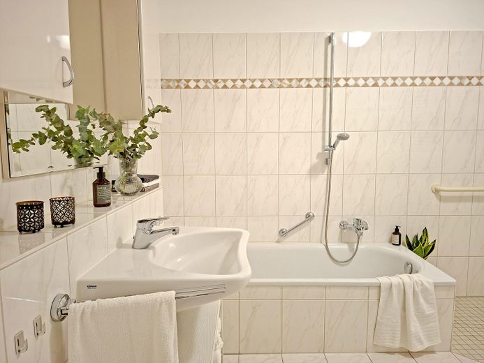 KURPARK-RESIDENZ Appartement en copropriété de 2 pièces, piscine/jacuzzi/sauna inclus dans les charges de copropriété, pompe à chaleur ! 1 place de parking en garage souterrain – Badewanne zum Entspannen