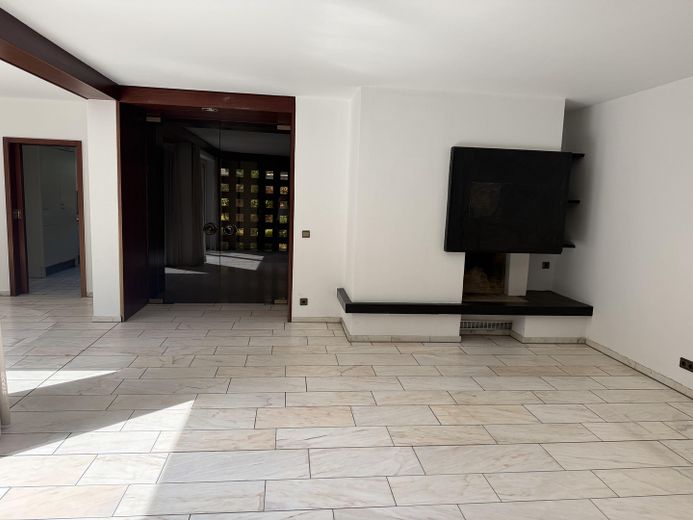 Zadbany dom jednorodzinny w stylu dziedzińca ogrodowego, zapewniający dużą prywatność – zmodernizowany i gotowy do zamieszkania – Wohnzimmer 2/3