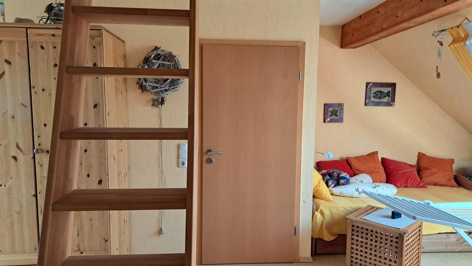 Energieeffizentes Mittelreihenhaus – Treppe zum Spitzboden