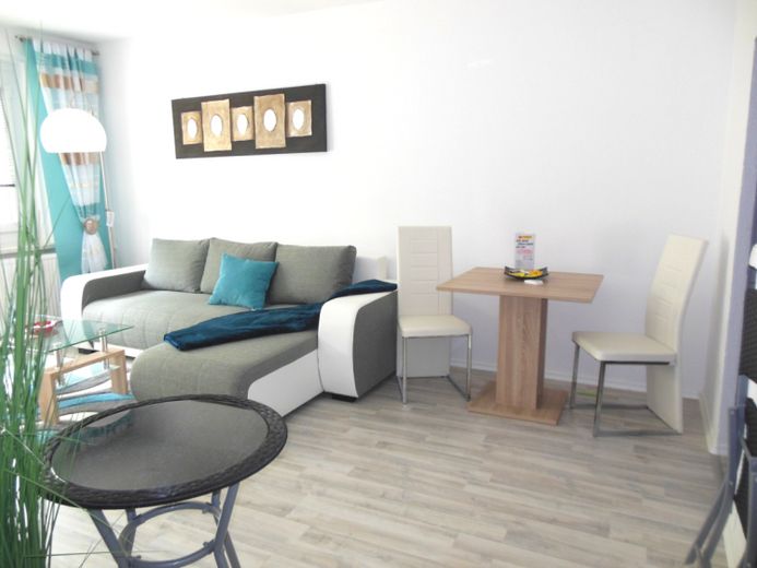 Laminat, moderne Fliesen, Südbalkon und Aufzug, Badewanne, EBK mgl., Fußbodenheizung im Bad! – Foto 1