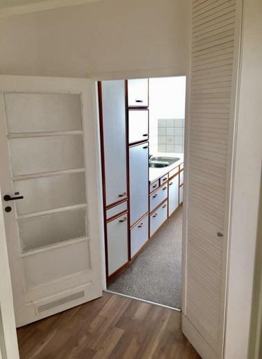 Helle 2-Zimmer – Eigentumswohnung im 1. OG  in Frankfurt-Höchst – Flur mit Blick in die Küche
