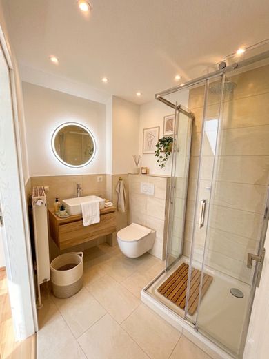 Traumhaft sanierte 3-Zimmer-Wohnung in Rethen (89 m² | Erstbezug | Einbauküche & Stellplatz) – Beispielbild Bad (KI)