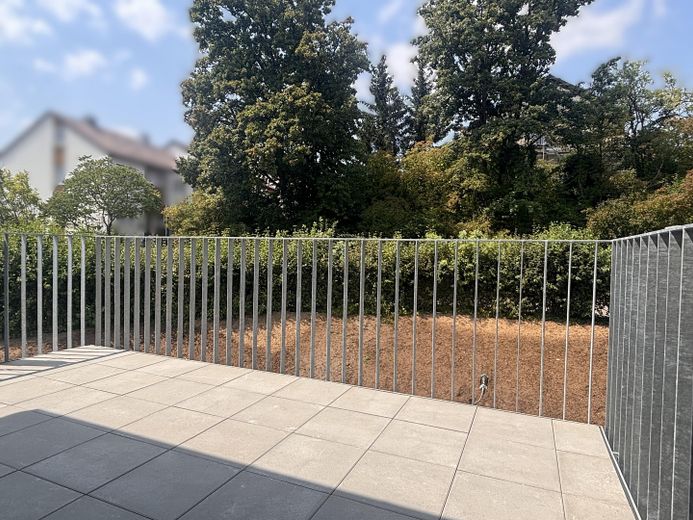 Jasne 2-pokojowe mieszkanie w nowym budownictwie z kuchnią, balkonem i 2 miejscami parkingowymi w Nürtingen-Oberensingen – Balkon