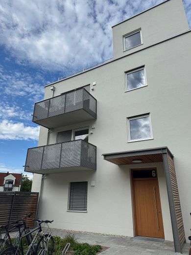 Luminoso appartamento moderno di 2,5 locali con balcone e finiture di pregio – Hausansicht