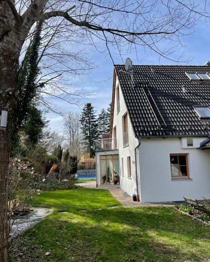 Wunderschönes Haus mit Pool und Sauna (teilmöbeliert) – Haus östliche Ansicht