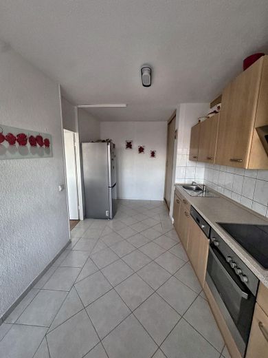 Yeni yenilenmiş 3 odalı kat mülkiyetli daire, 75 m², 7. kat, balkonlu, tamamen mobilyalı, 145.950 € – Küche mit Geräten