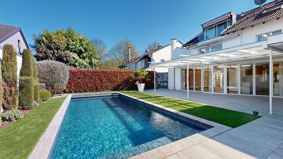 Exklusives Wohnen in bester Lage – Traumgarten mit Pool inklusive – GARTEN