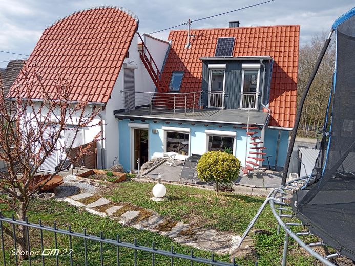 freistehendes Einfamilienhaus mit Einliegerwohnung, saniert und voll möbliert – Rückansicht