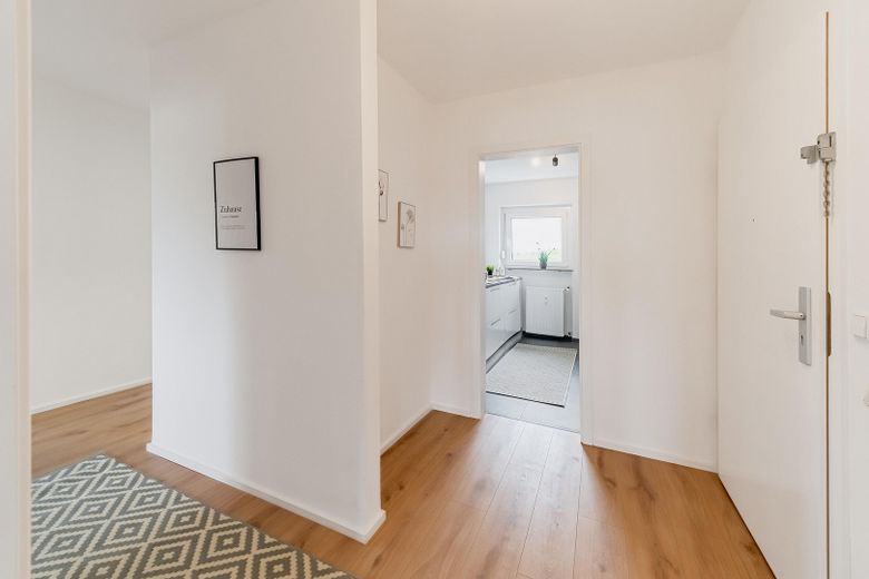 Hochwertig modernisierte 4-Zimmer-Wohnung mit Loggia & Garage in ruhiger Lage von Ehningen – Flur
