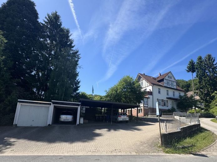 Bad Sachsa: 8,91 % Rendite: 6-Parteienhaus mit 2 Garagen und 2 Carportstellplätzen – Foto 1