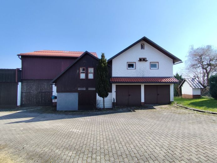 Landleben Deluxe: Großzügiger Dreiseitenhof mit Werkstätten, Maschinenhalle und Gartenparadies in Immenreuth! – ehem. Stallgebäude und Garagen