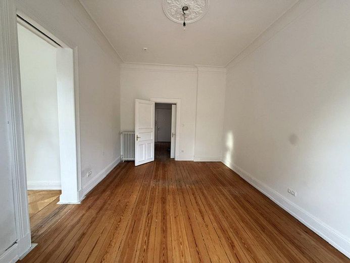 Stilvolle 2 Zimmer Altbauwohnung in der Belleetage in Hamburg-Harvestehude - – Parketboden im Wohnzimmer