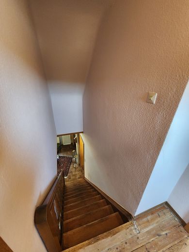 Idar-Oberstein Stadteil - viel viel Haus fürs Geld..und jede Menge Grün drum rum – HB10 Treppenaufgang z. OG